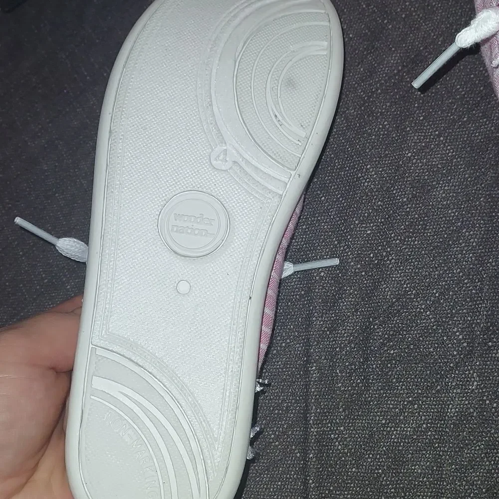 GIRLS Pink Stripe Memory Foam Sneaker Size 4 wonder nation new